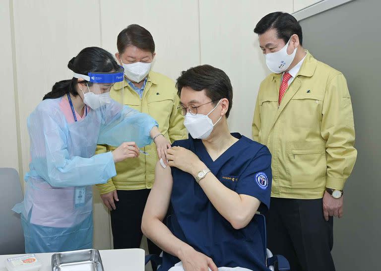 Un trabajador medico recibe una inyección de la vacuna contra el coronavirus de Pfizer en un hospital en Corea del Sur.