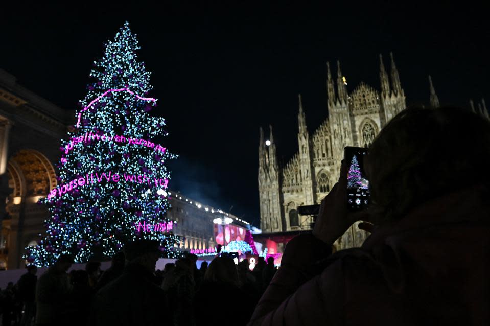 Árbol de Navidad iluminado en Piazza Duomo