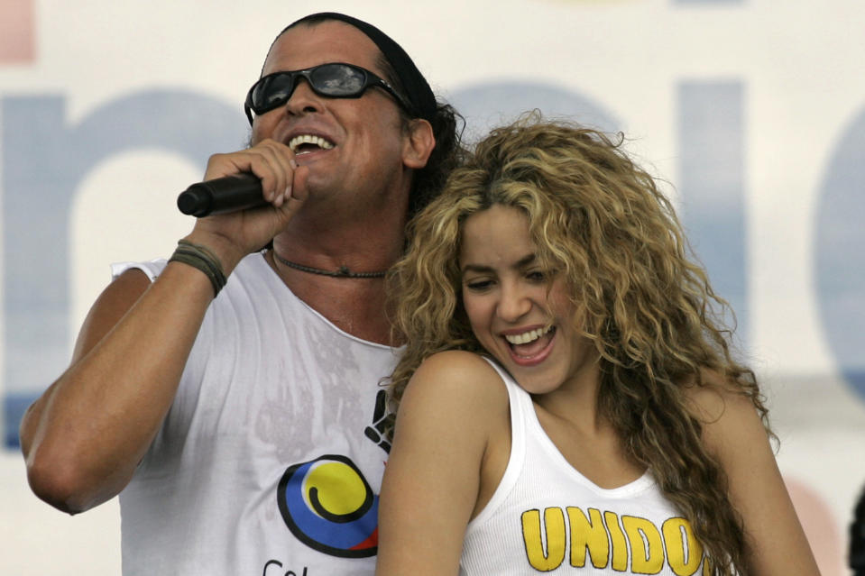 ARCHIVO - En esta fotografía de archivo del 20 de julio de 2008, los cantantes colombianos Shakira, derecha, y Carlos Vives dan su espectáculo durante un "concierto por la paz" como parte de los festejos por el Día de la Independencia en Leticia, Colombia. Un cantante y productor cubano interpuso una demanda por plagio contra Shakira y Vives por presuntamente copiar extractos de una canción de una década de antigüedad en el éxito del dúo colombiano “La bicicleta”. (AP Foto/William Fernando Martínez, archivo)