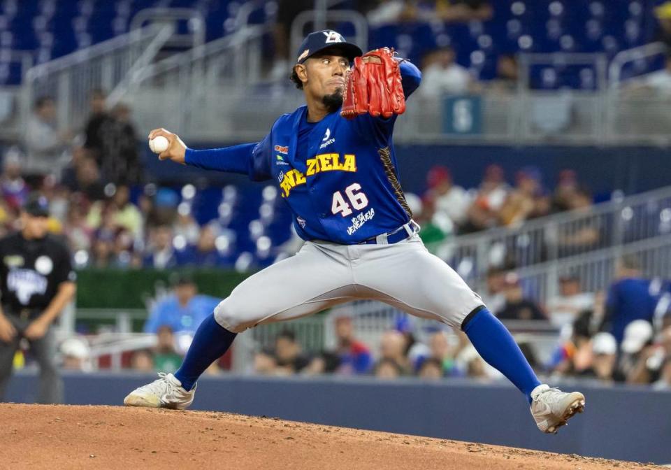 El abridor de Venezuela Ricardo Antonio Pinto lanza en el segundo inning ante México, en el partido de la Serie del Caribe celebrado el 5 de febrero de 2024 en Miami.