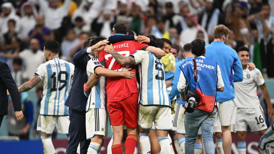 Se estima que hay más de 40 mil hinchas argentinos en Qatar: su reacción frente a la eventual presencia del Presidente es impredecible