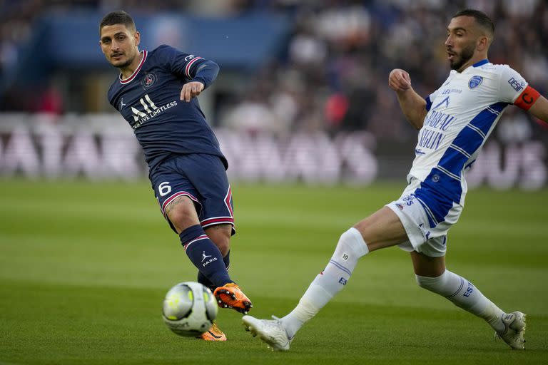 Marco Verratti da un pase ante la oposición de Florian Tardieu  