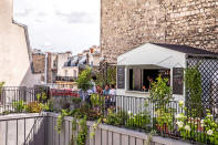 <p>Voici le dernier rooftop qui affole les Parisiens. Niché en haut de l’Hôtel des Grands Boulevards, The Shed offre à l’abri des bruits de la ville, un espace confortable et design pour siroter d’originaux cocktails. On y fait même pousser fraises et citrons pour anticiper ou prolonger l’été. Ouverture le 19 mai.</p><p>The Shed, 17 boulevard Poissonnière, 75002 Paris. </p><p><a href="https://fr.grandsboulevardshotel.com/" rel="nofollow noopener" target="_blank" data-ylk="slk:> Consultez le site officiel;elm:context_link;itc:0;sec:content-canvas" class="link ">> Consultez le site officiel</a></p><p>Delphine Gautherin</p><br>