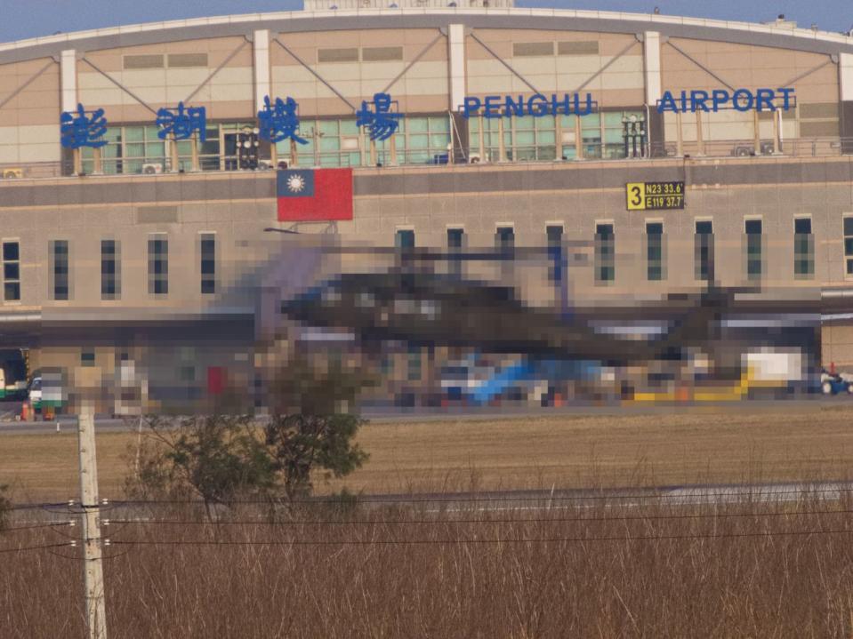 ▲空軍UH-60M黑鷹直升機今日下午五點載運相關維修人員及零件抵達澎湖機場。（圖／郭偉民攝）