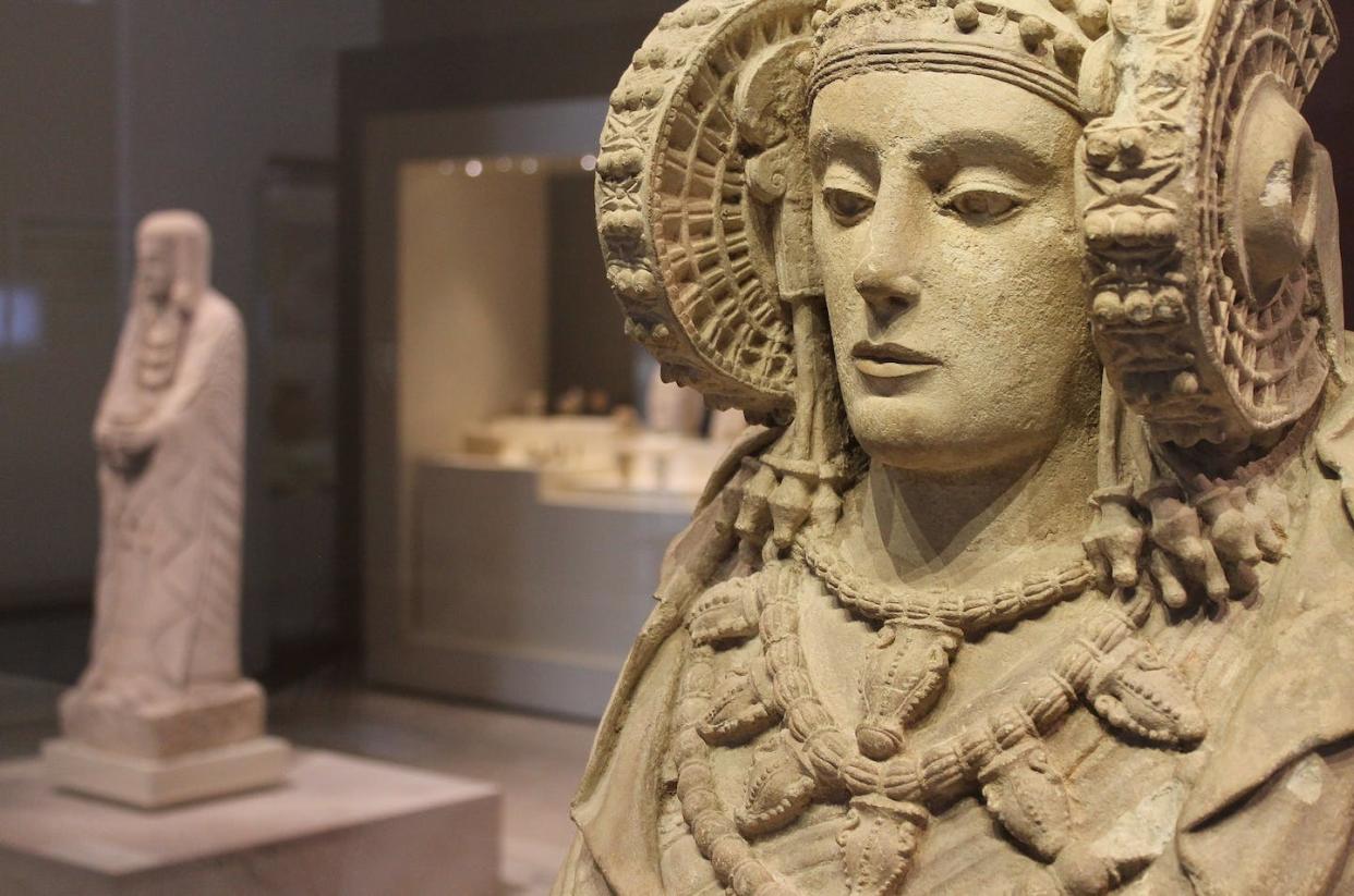 En primer plano, la Dama de Elche, con la Gran Dama Oferente al fondo, ambas expuestas en el Museo Arqueológico Nacional. <a href="https://commons.wikimedia.org/wiki/File:Museo_Arqueol%C3%B3gico_Madrid_(17226233792).jpg" rel="nofollow noopener" target="_blank" data-ylk="slk:VIATOR IMPERI from HISPANIA/Wikimedia Commons;elm:context_link;itc:0;sec:content-canvas" class="link ">VIATOR IMPERI from HISPANIA/Wikimedia Commons</a>, <a href="http://creativecommons.org/licenses/by-sa/4.0/" rel="nofollow noopener" target="_blank" data-ylk="slk:CC BY-SA;elm:context_link;itc:0;sec:content-canvas" class="link ">CC BY-SA</a>