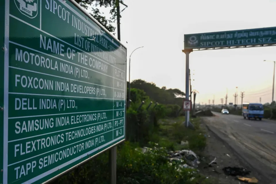Un letrero que muestra la información de la trama de la unidad de producción de Foxconn India en una zona económica especial en Sriperumbudur, en las afueras de Chennai, el 28 de diciembre de 2021. (Crédito: Arun Sankar/AFP/Getty Images)