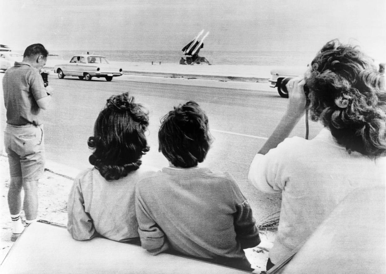 Onlookers at a Key West, Fla., beach where the Army's Hawk anti-aircraft missiles were positioned during the Cuban missile crisis. <a href="https://www.gettyimages.com/detail/news-photo/onlookers-gather-on-george-smathers-beach-in-key-west-news-photo/148266845?adppopup=true" rel="nofollow noopener" target="_blank" data-ylk="slk:Underwood Archives/Getty Images;elm:context_link;itc:0;sec:content-canvas" class="link ">Underwood Archives/Getty Images</a>