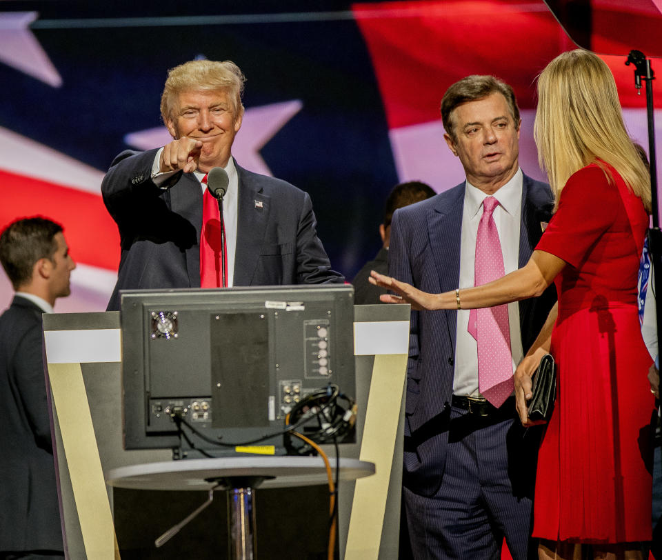 Paul Manafort stands between President Donald Trump and Ivanka Trump during a sound check at the Republican&nbsp;National Convention in July 2016. (Photo: Mark Reinstein via Getty Images)