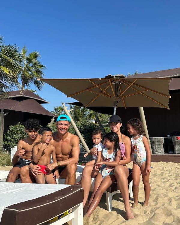 Cristiano y Georgina con sus hijos