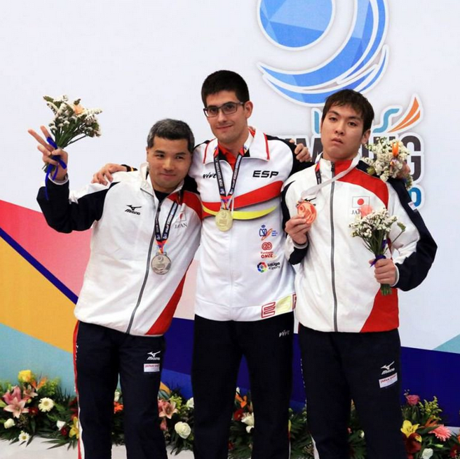 Luís Paredes con la medalla de oro conseguida en los Mundiales de México, en diciembre de 2017 (Elche Club de Fútbol/ Twittter)