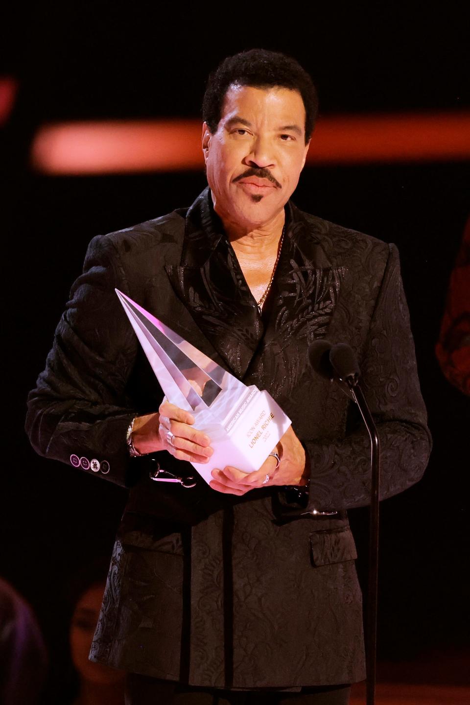 Lionel Richie accepts his Icon Award during the 2022 American Music Awards.