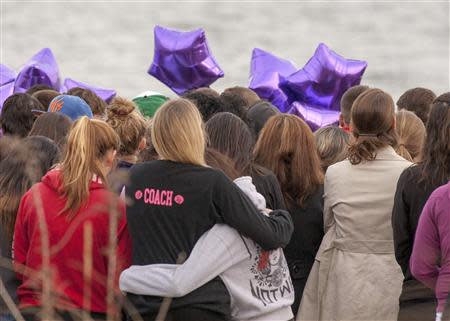 People gather at the beach for a vigil in honor of slain student Maren Sanchez in Milford, Connecticut April 25, 2014. REUTERS/Michelle McLoughlin