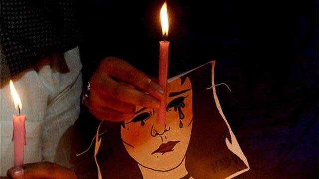 上周一名24歲印度女子與朋友在印度最高法院門外自焚，女子於本周二因燒傷死亡，民眾舉辦燭光悼念會。   圖：翻攝自環球網