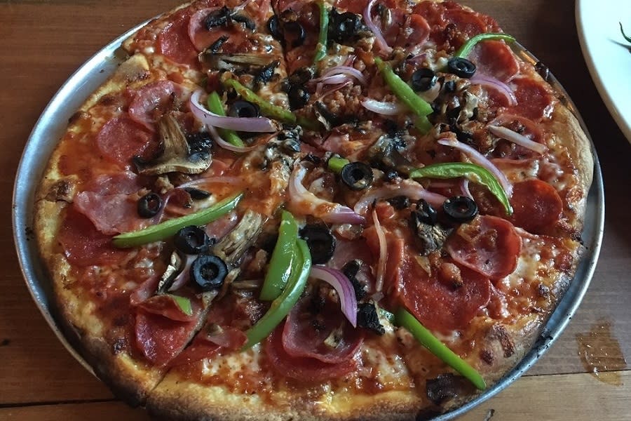 <b>Photo: liz l./<a href="https://www.yelp.com/biz_photos/southtown-pizzeria-san-antonio?utm_campaign=5731cd6f-16c8-46e7-961c-71b541ace70c%2C38e07677-8d4f-4c0f-ab67-d77559ce6315&utm_medium=81024472-a80c-4266-a0e5-a3bf8775daa7" rel="nofollow noopener" target="_blank" data-ylk="slk:Yelp;elm:context_link;itc:0;sec:content-canvas" class="link ">Yelp</a></b>