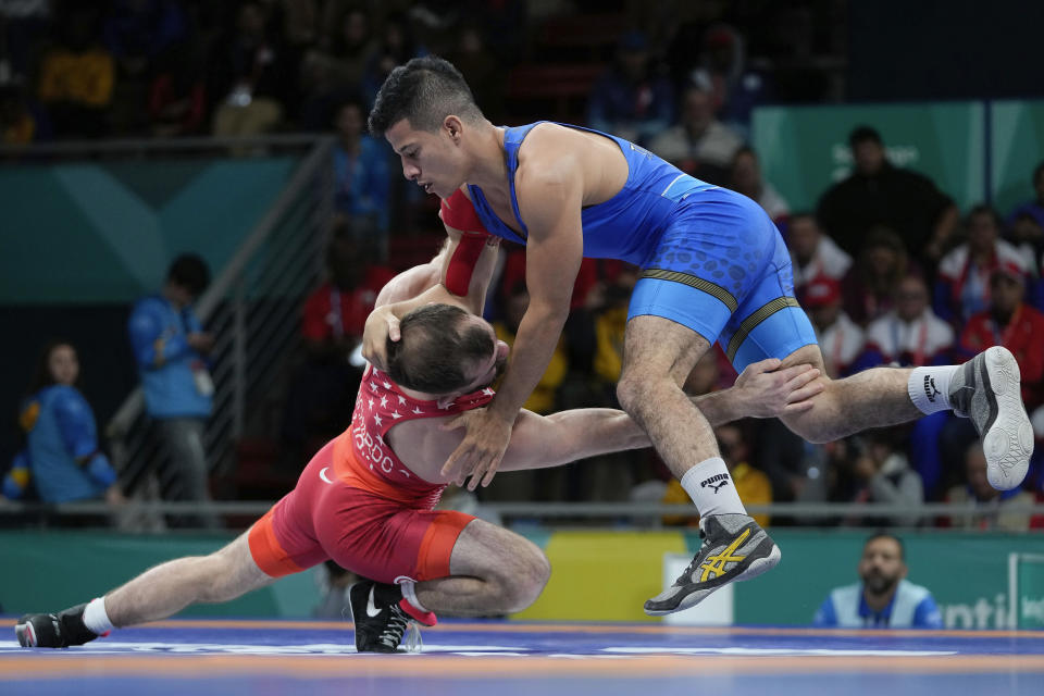 Zane Richards of the United States, left, competes with Colombia's Oscar Tigreros during the men's 57kg wrestling freestyle final bout at the Pan American Games Santiago, Chile, Wednesday, Nov. 1, 2023. (AP Photo/Matias Delacroix)