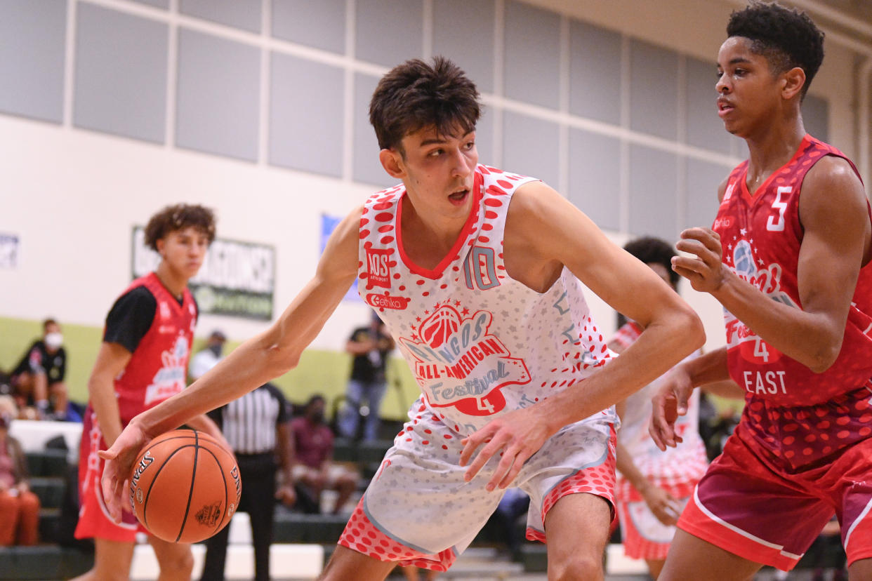 CHANDLER, AZ - NOVEMBER 08: Chet Holmgren, from Minnehaha High School, drives to the basket during the Pangos All-American Festival on November 8, 2020 at AZ Compass Prep in Chandler, AZ. (Photo by Brian Rothmuller/Icon Sportswire via Getty Images)