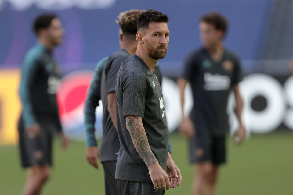 El delantero del Barcelona Lionel Messi durante un entrenamiento en Lisboa, el jueves 13 de agosto de 2020. El Barcelona enfrentará al Bayern Múnich en los cuartos de final de la Liga de Campeones. (AP Foto/Manu Fernández)