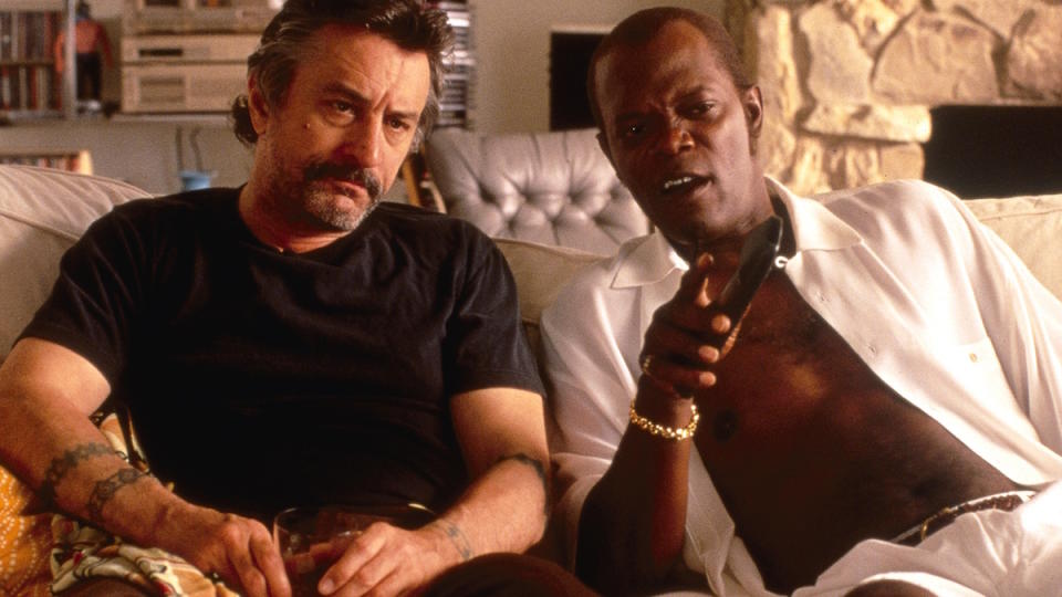 Samuel L. Jackson and Robert De Niro sit on a couch watching TV in Jackie Brown