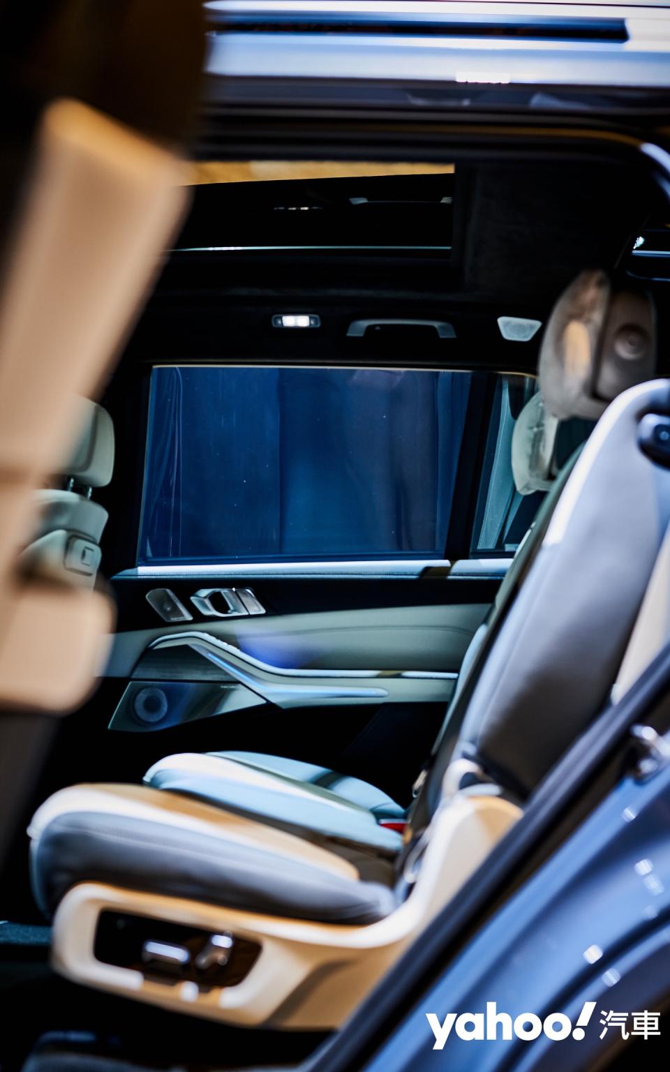 小改款X7第二排座椅仍是無懈可擊的頂級豪華與舒適。