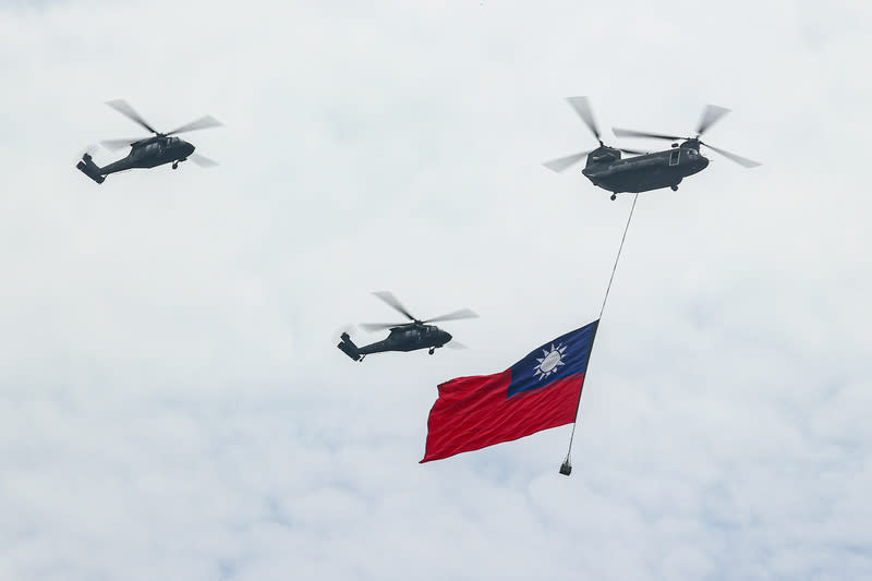 520國旗機隊全兵力組合訓練（1） 520總統副總統就職典禮進入倒數階段，國軍7日在桃 園龍潭進行520就職典禮國旗機隊第一次全兵力組合 訓練，國旗梯隊由吊掛巨幅國旗的1架CH-47SD契努 克運輸直升機與2架擔任護衛機的UH-60M黑鷹直升機 組成編隊。 中央社記者鄭清元攝  113年5月7日 