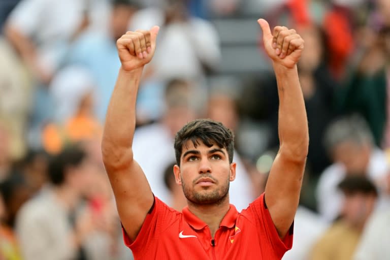 El español Carlos Alcaraz tras ganar al libanés Hady Habib en la primera ronda del torneo olímpico de tenis en Roland Garros, en París, el 27 de julio de 2024 (Martin BERNETTI)