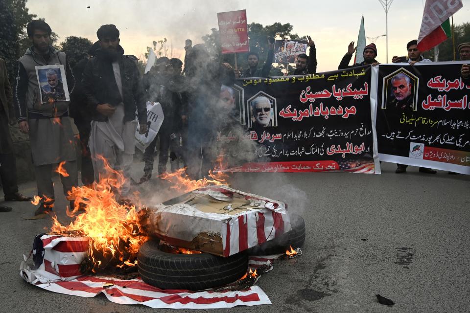 Demonstrators burn U.S. flags in Islamabad. (Photo: AAMIR QURESHI via Getty Images)