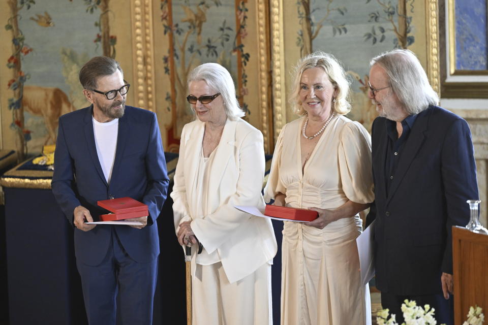 Los integrantes de ABBA Björn Ulvaeus, de izquierda a derecha, Anni-Frid Lyngstad, Agnetha Fältskog y Benny Andersson reciben la Real Orden del Vasa de manos del rey Carlos Gustavo y la reina Silvia de Suecia por sus destacadas contribuciones a la música sueca e internacional en una ceremonia en el Palacio Real de Estocolmo el 31 de mayo. (Henrik Montgomery/TT News Agency via AP)