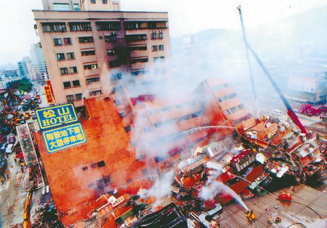 專家示警，台灣最快10年內可能會再有一個強震。圖為921大地震時，台北東星大樓遭震塌。（本報資料照片）