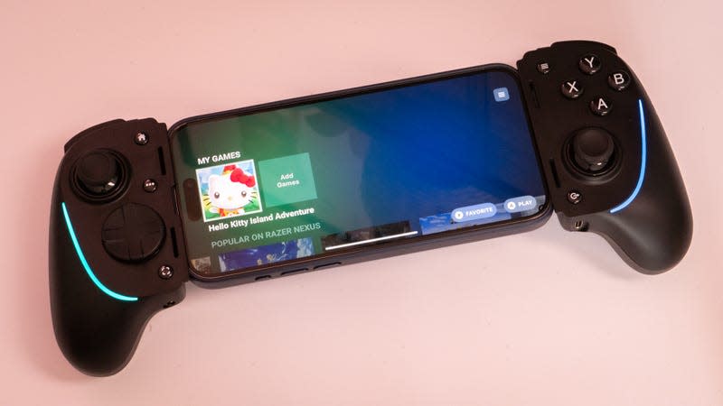 The Razer Kishi Ultra on an iPhone 15 Pro Max. - Photo: Florence Ion / Gizmodo