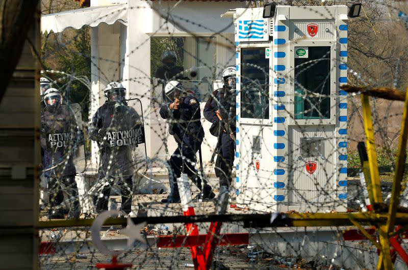 La policía antidisturbios griega en la frontera de Kastanies con la ciudad turca de Pazarkule durante los enfrentamientos con los migrantes, en Turquía, el 29 de febrero de 2020