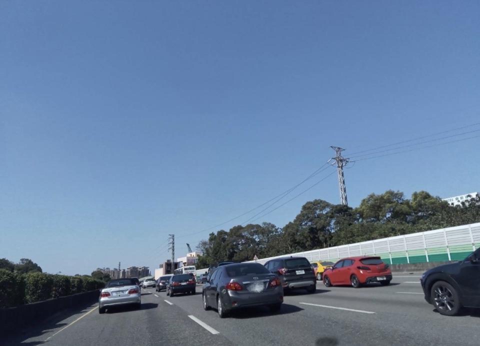 今(2)日為清明連假第二日，國道陸續湧入出遊車潮，白天已多處路段塞到「紫爆」。（示意圖）   圖：林冠妤／攝