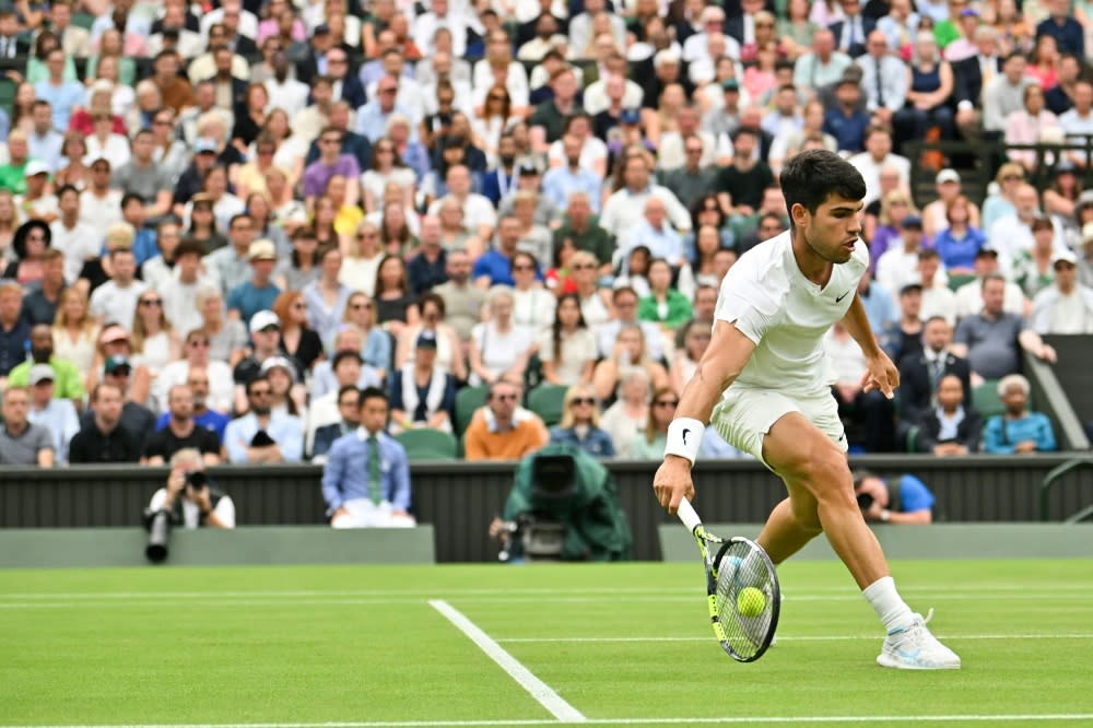 Carlos Alcaraz geriet gegen Frances Tiafoe früh unter Druck (Glyn KIRK)