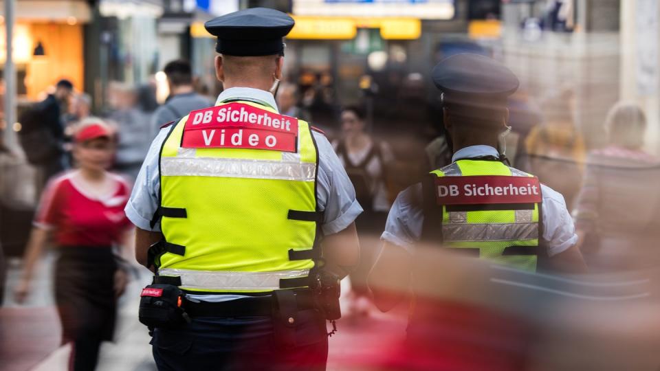 Mitarbeiter der DB-Sicherheit im Bahnhof in Frankfurt am Main. Mitarbeiter der Deutschen Bahn (DB) werden immer häufiger Opfer von gewalttätigen Angriffen. Foto: Andreas Arnold