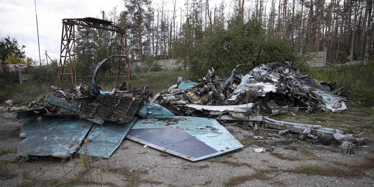 Destroyed Russian Su-34 fighter jet in Lyman Ukraine