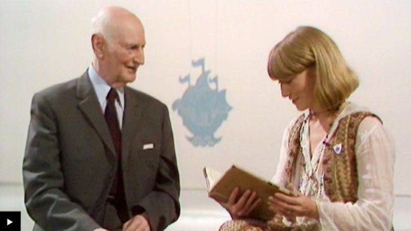 Lesley Judd conversando con Otto Frank