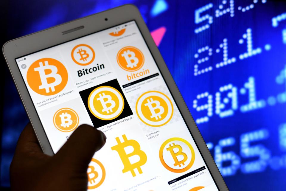 Logos de bitcoin desplegados en una tablet Android. (Foto: Avishek Das/SOPA Images/LightRocket via Getty Images)