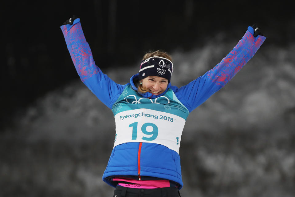 <p>Anaïs Bescond sur la troisième marche du podium. Elle permet à la France d’accrocher sa deuxième médaille des JO de PyeongChang. (crédit Getty) </p>