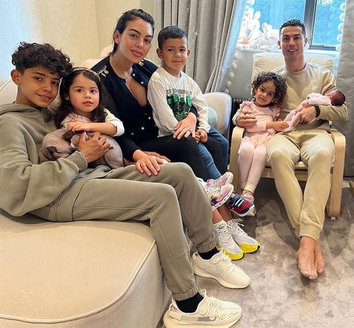 Georgina Rodriguez y Cristiano Ronaldo posan con toda su familia