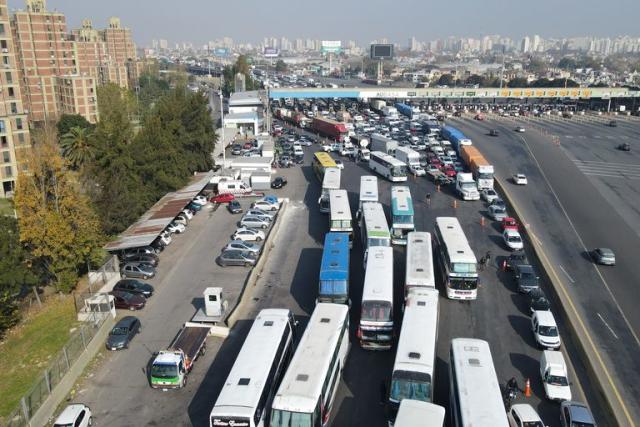 Corte de Micros de larga distancia por protesta en la autopista La Plata a la altura del peaje de Dock Sud