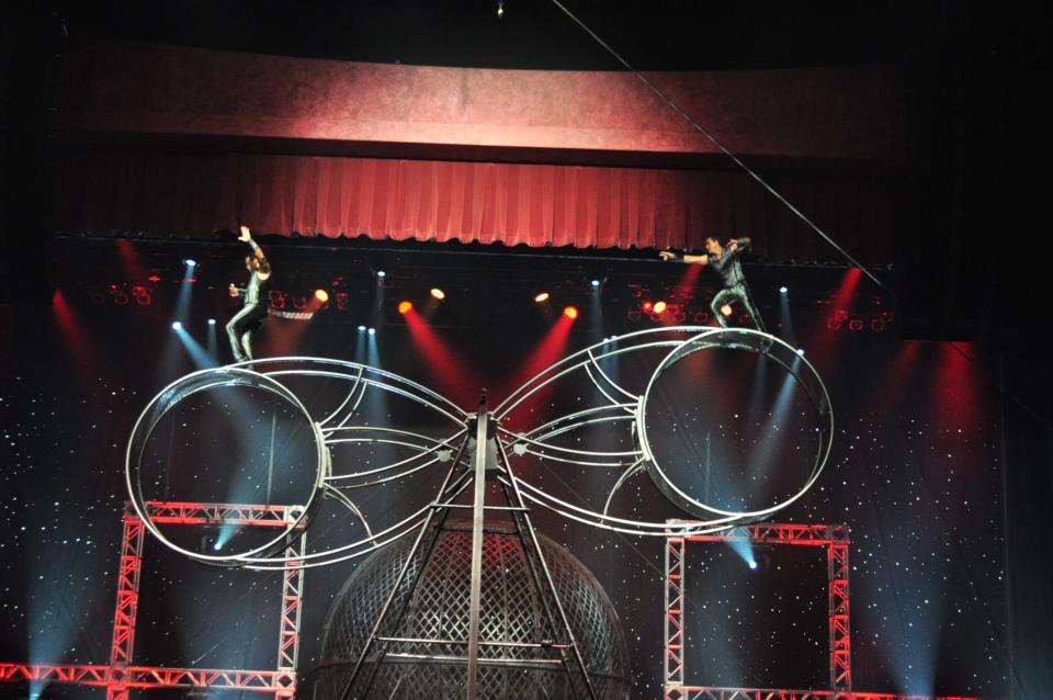 Flying Españas perform on the Sky Wheel.