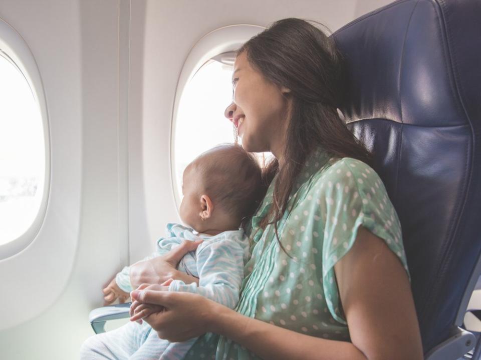 Fliegen wird auch bei Eltern kleinerer Kinder immer beliebter. (Bild: Odua Images/Shutterstock.com)