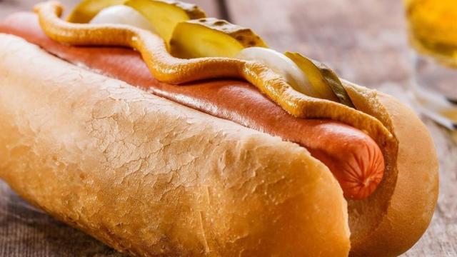 La Comida Americana Tradicional De La Calle Del Perro De Maíz Frió El  Bocado De La Salchicha De La Carne Del Perrito Caliente Foto de archivo -  Imagen de cocina, perros: 81863450