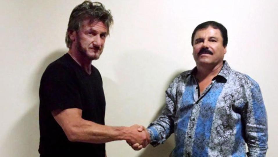 過去常與人握手的演員西恩潘（左）在新冠肺炎爆發後已避免用這種方式與人接觸，右為墨西哥毒梟華金古茲曼洛埃拉。（翻攝自rfi.fr）