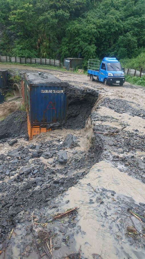 雨彈狂炸南投，山上土石鬆落傾瀉而下阻斷道路，出動大型機具搶通。（圖／翻攝畫面）