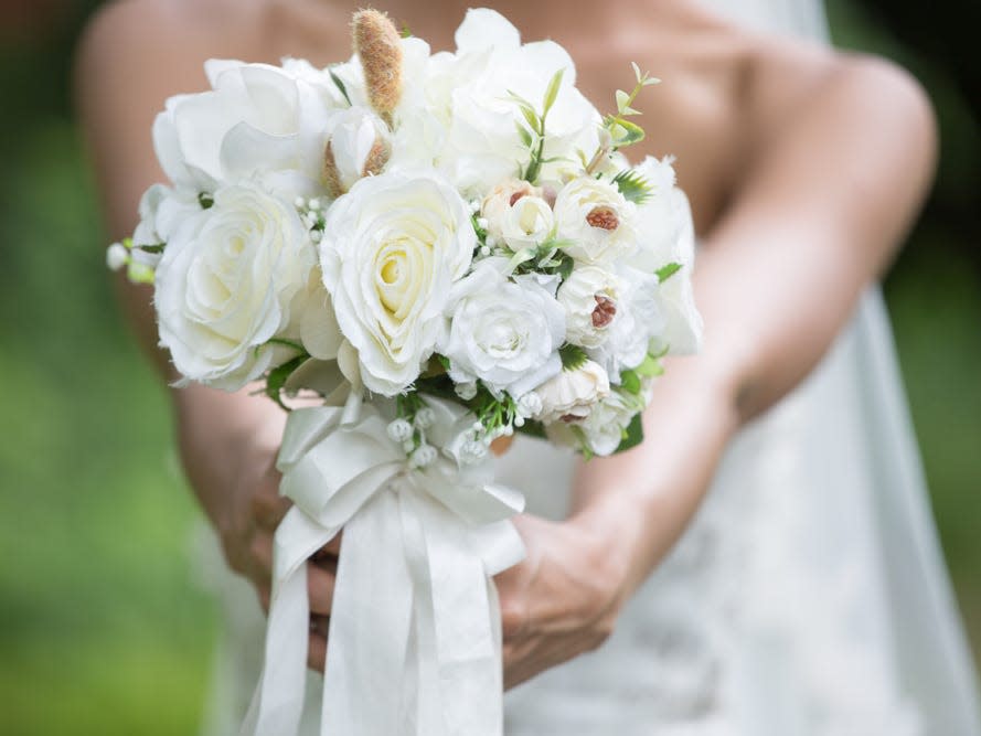bride outdoor wedding bouquet