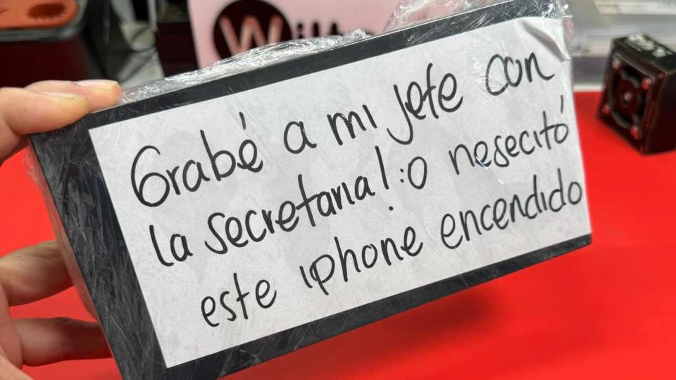 La caja de un iphone con una nota que dice: grabé a mi jefe con la secretaria, necesito este iphone encendido.