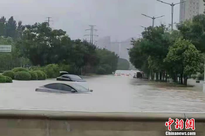 這次河南暴雨有不少汽車都被滅頂。（圖／翻攝自中新網）