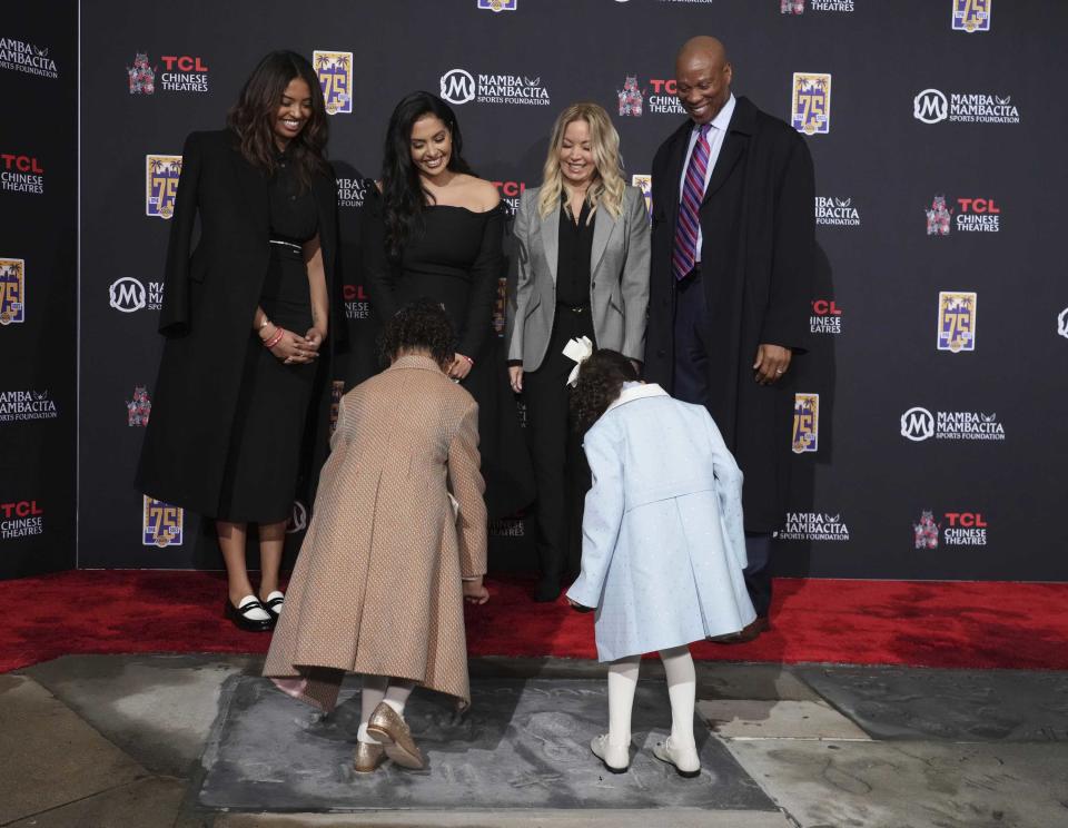 Vanessa Bryant,Natalia Bryant,Bianka Bryant,Capri Bryant,Byron Scott,Jeanie Buss (Jordan Strauss / Invision/AP)