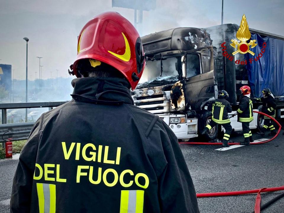 Vigili del fuoco in azione (Foto Ufficio Stampa Vigili del Fuoco/LaPresse) 