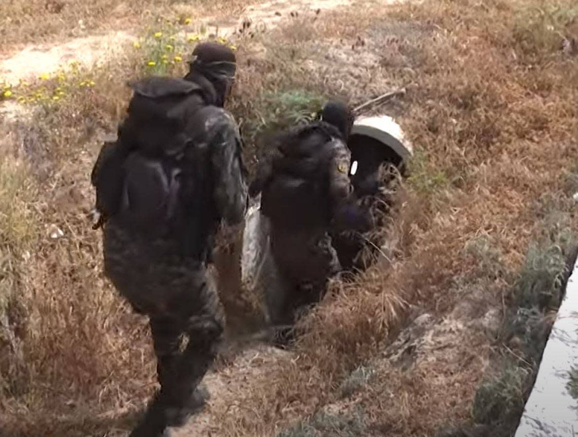 Des membres du Hamas entrant dans un tunnel construit dans la bande de Gaza, sur des images d’une vidéo publiée par l’AFP, le 25 avril 2022.
